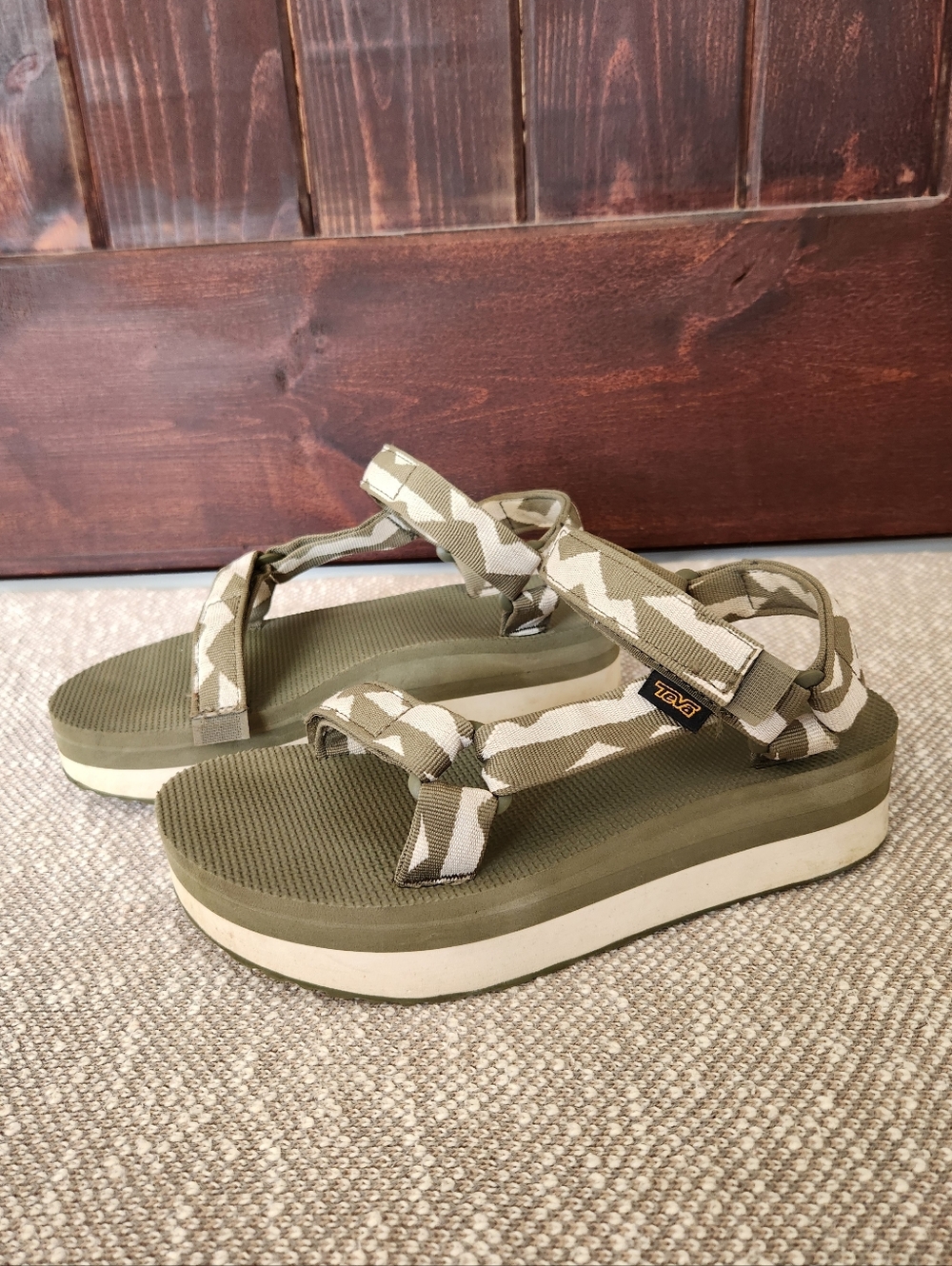 Teva Flatform Universal Sandals Womens Size 8, Olive And White